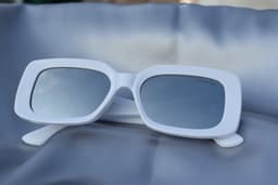Burberry Lente Semi Ovalado thumbnail 3